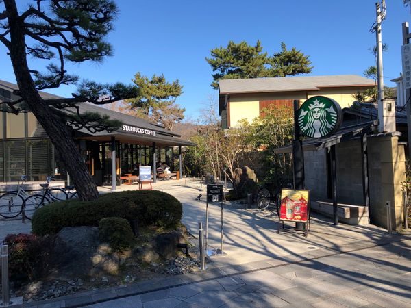 日本・京都府「京都ツーリング」の写真：①平等院鳳凰堂参道のスターバックス
②観...