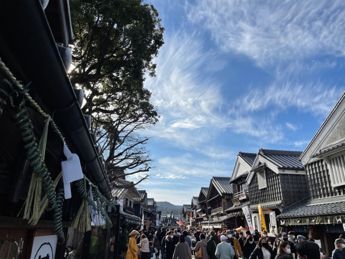 おはらい町の街並みは皆統一されてます。老舗の和菓子屋赤福はともかく、スタバ...