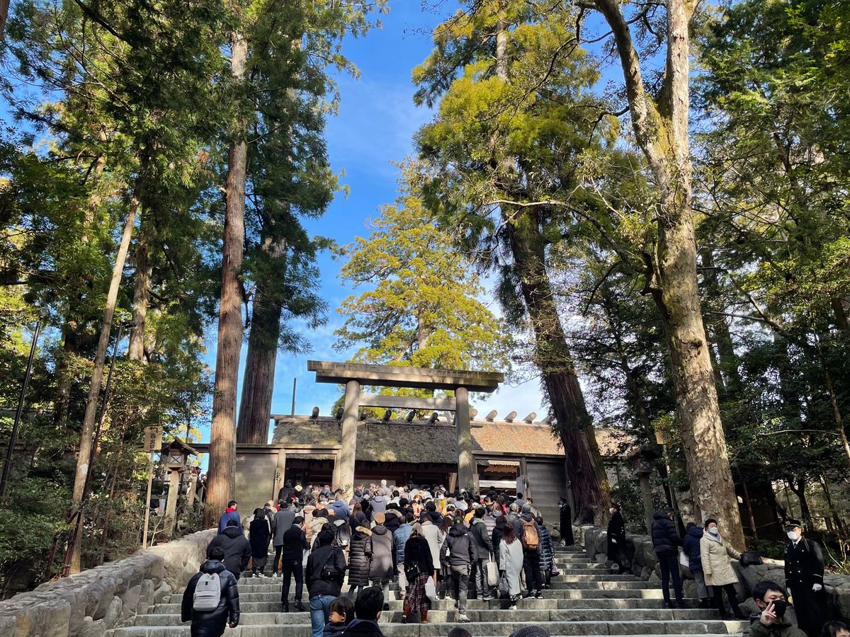 今年の初詣は伊勢神宮。それなりに参拝客は多かったのですが、コロナ禍以前と比...