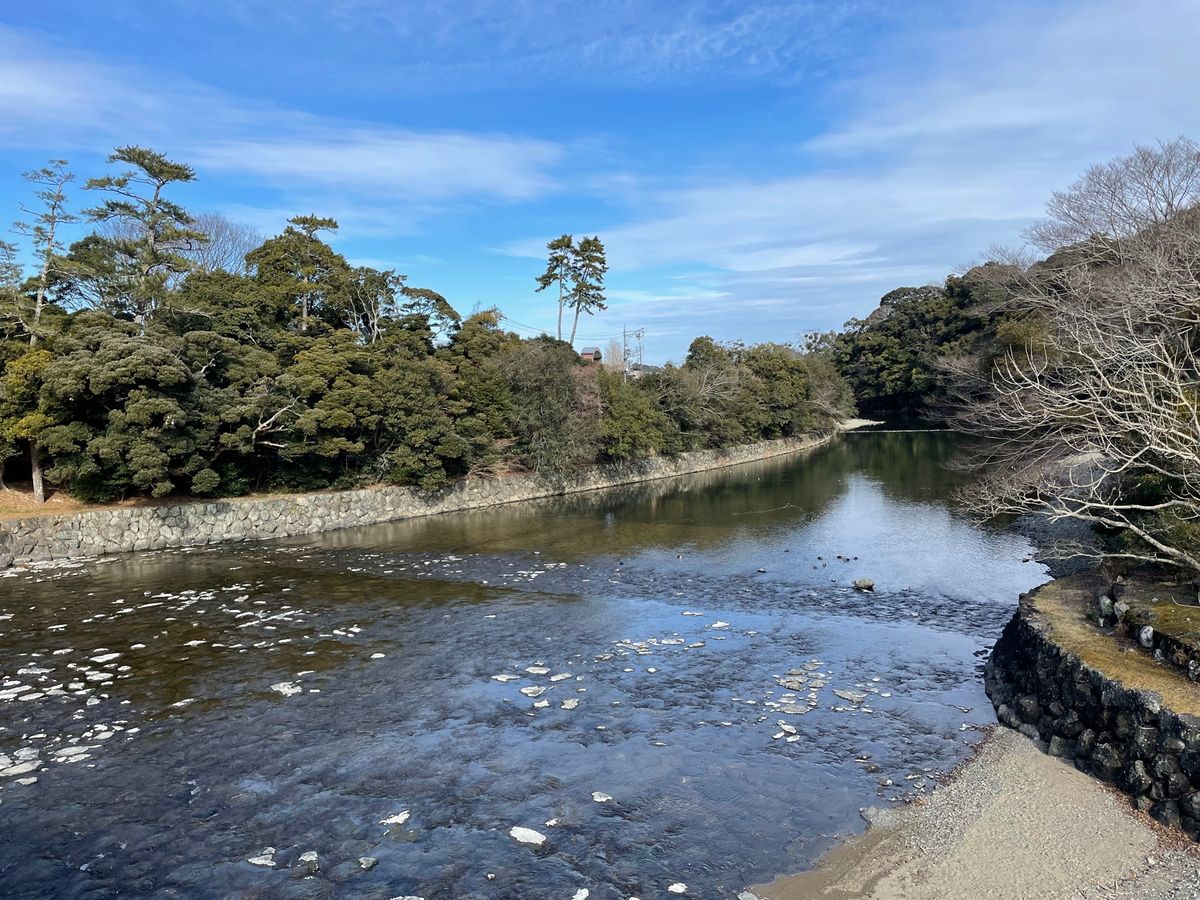 今年の初詣は伊勢神宮。それなりに参拝客は多かったのですが、コロナ禍以前と比...