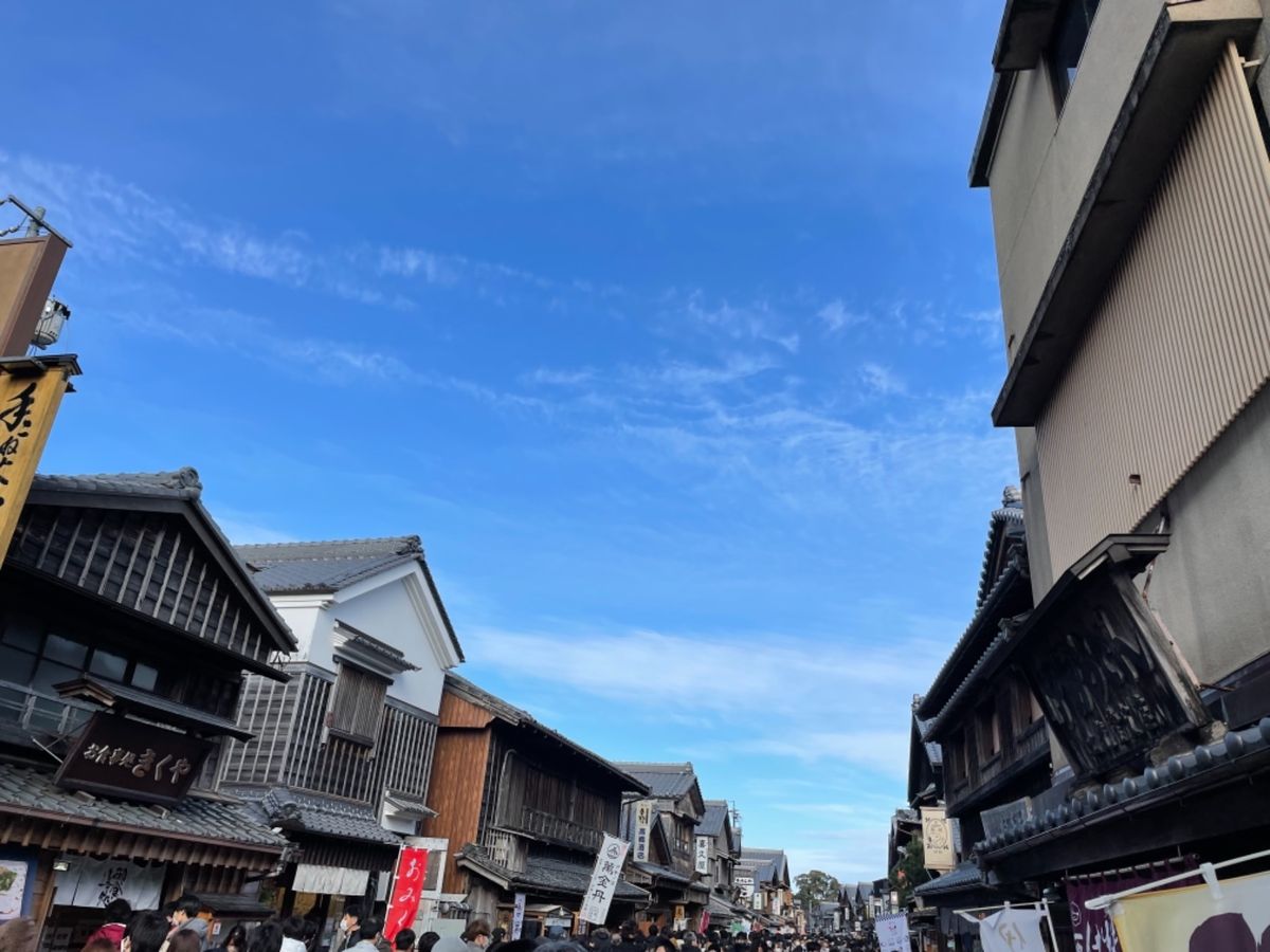 おはらい町の街並みは皆統一されてます。老舗の和菓子屋赤福はともかく、スタバ...