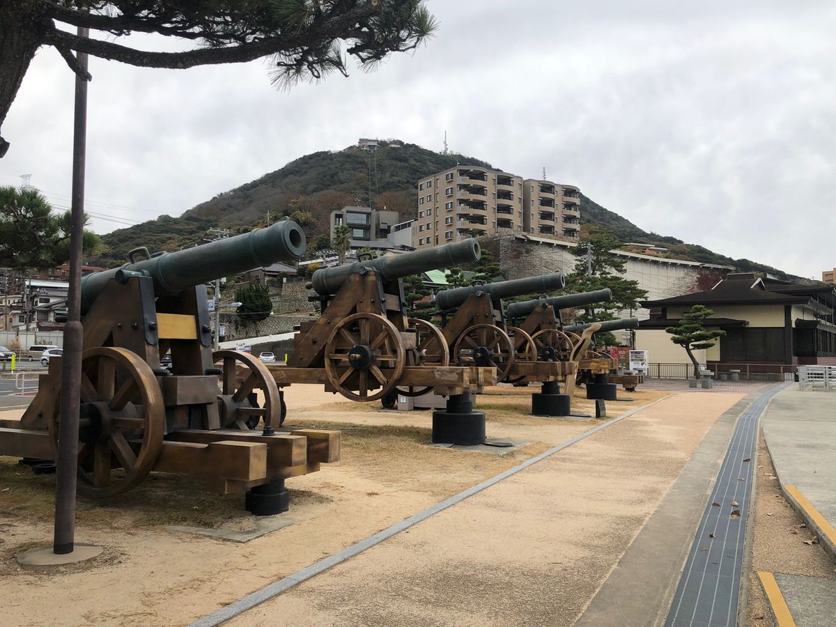 ①高速道路でパンク、応急処置後
②平知盛公
③源義経
④長州砲