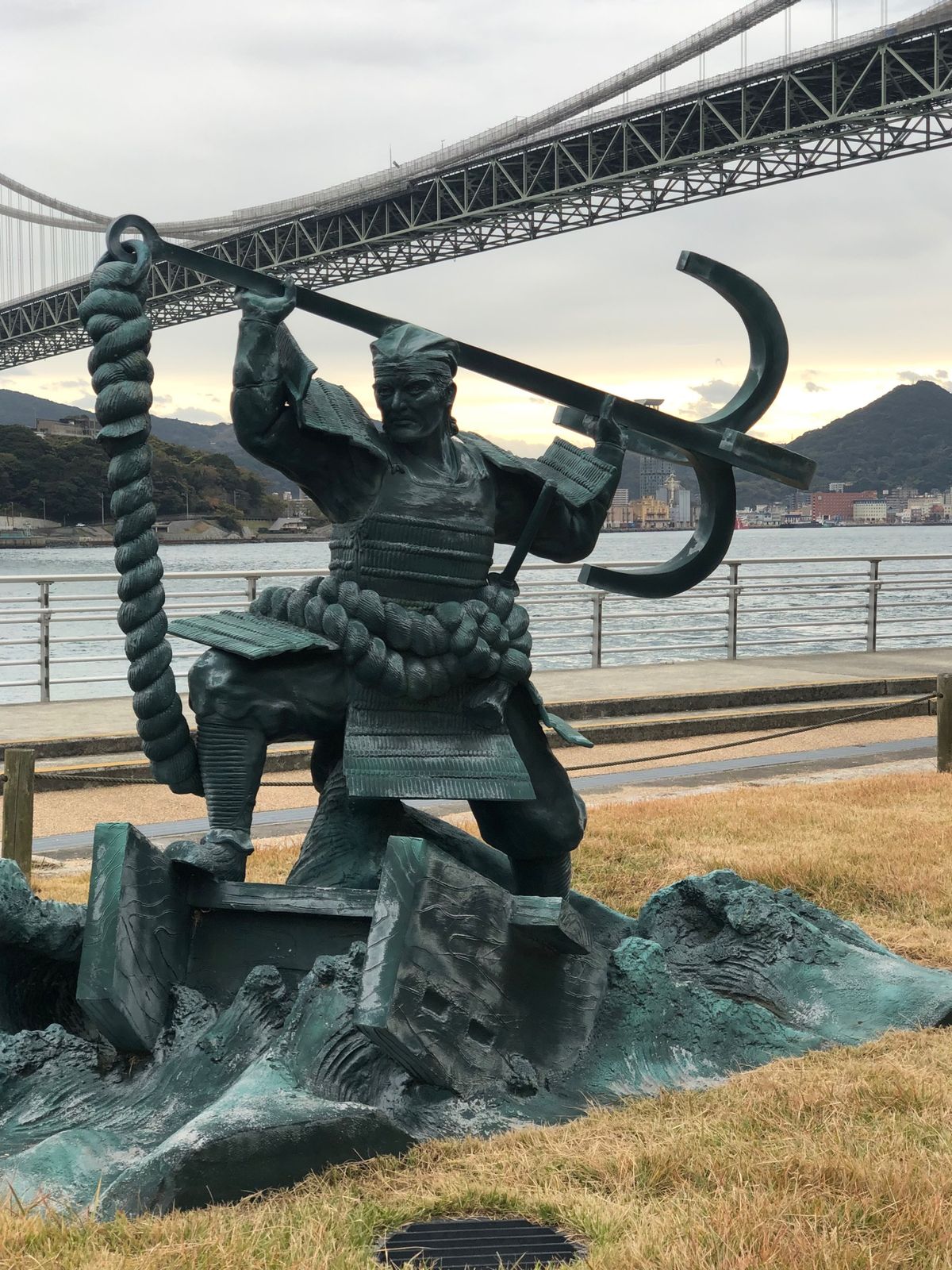 ①高速道路でパンク、応急処置後
②平知盛公
③源義経
④長州砲