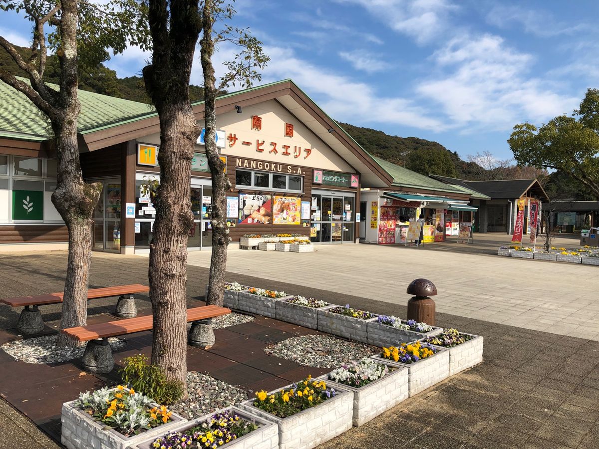 ①高知県南国SAで昼食
②土佐タタキ丼を注文
③乗船する名門大洋フェリーき...