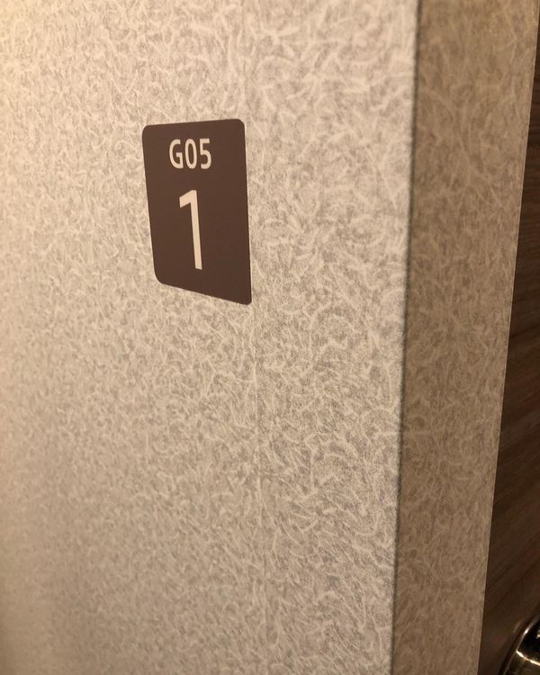 日本・広島県「広島、高知ツーリング」の写真：①②宿泊する部屋番号とベッド
③夕食バイ...