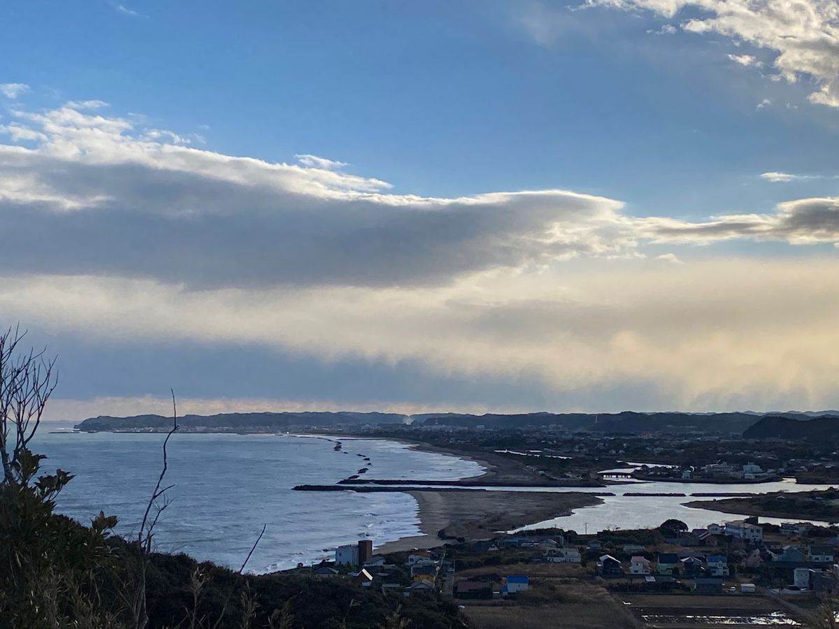太東岬にて
大海原を高台から堪能🌊

灯台が風に負けず立っていていじらしい...