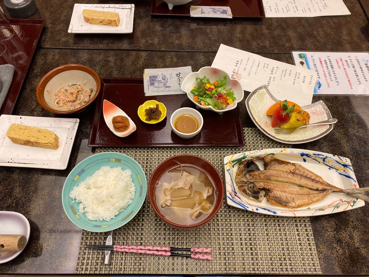 花しぶきの
朝ごはん😆

あじの開きもあれば
金目鯛の潮煮もあり
なめろう...