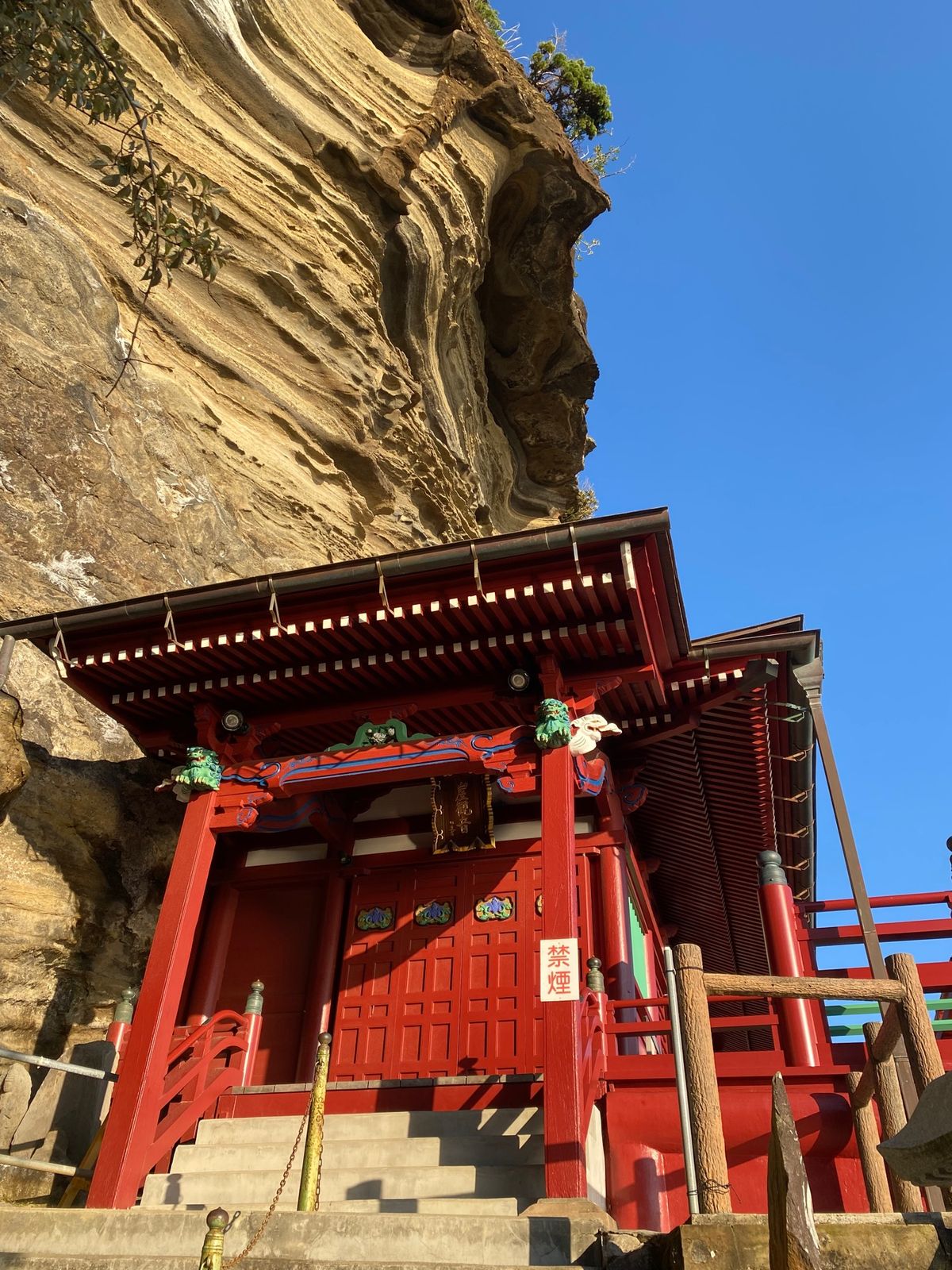 崖観音大福寺さんにお詣りしました🍀

観音様は崖に直接彫られています✨

...