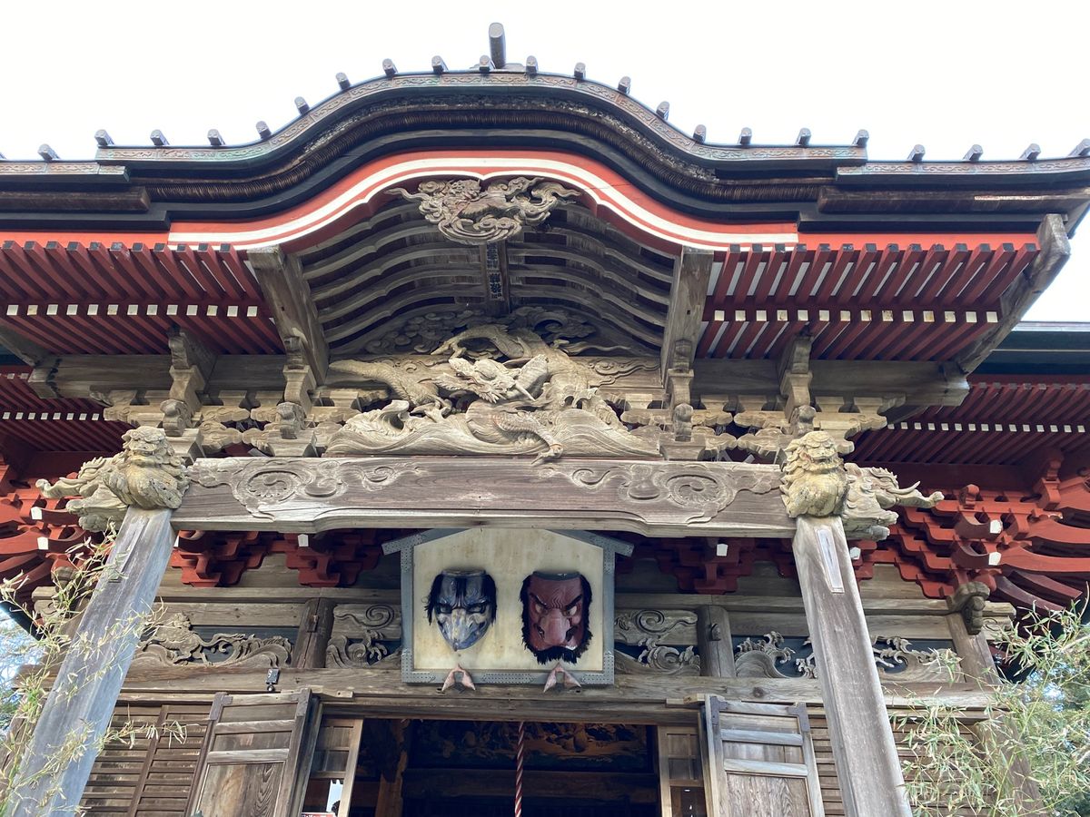 波の伊八として有名な
武志伊八郎信由氏の
見事な牛若丸と龍の欄間のある
飯...