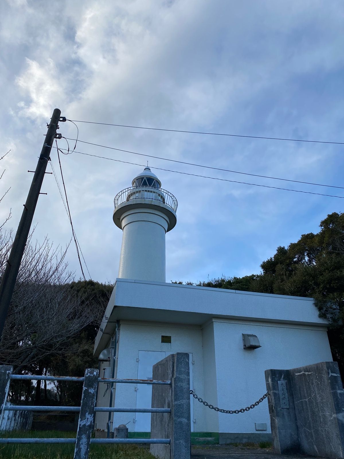 太東岬にて
大海原を高台から堪能🌊

灯台が風に負けず立っていていじらしい...