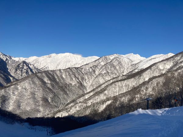 日本・群馬県「帰省&初滑り」の写真：みなかみホワイトバレースキー場。谷川岳を一望