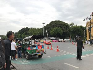軍隊がたくさん。
国王が亡くなって間も無かったので、
国内自粛ムードだった...