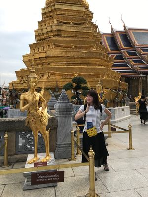 軍隊がたくさん。
国王が亡くなって間も無かったので、
国内自粛ムードだった...