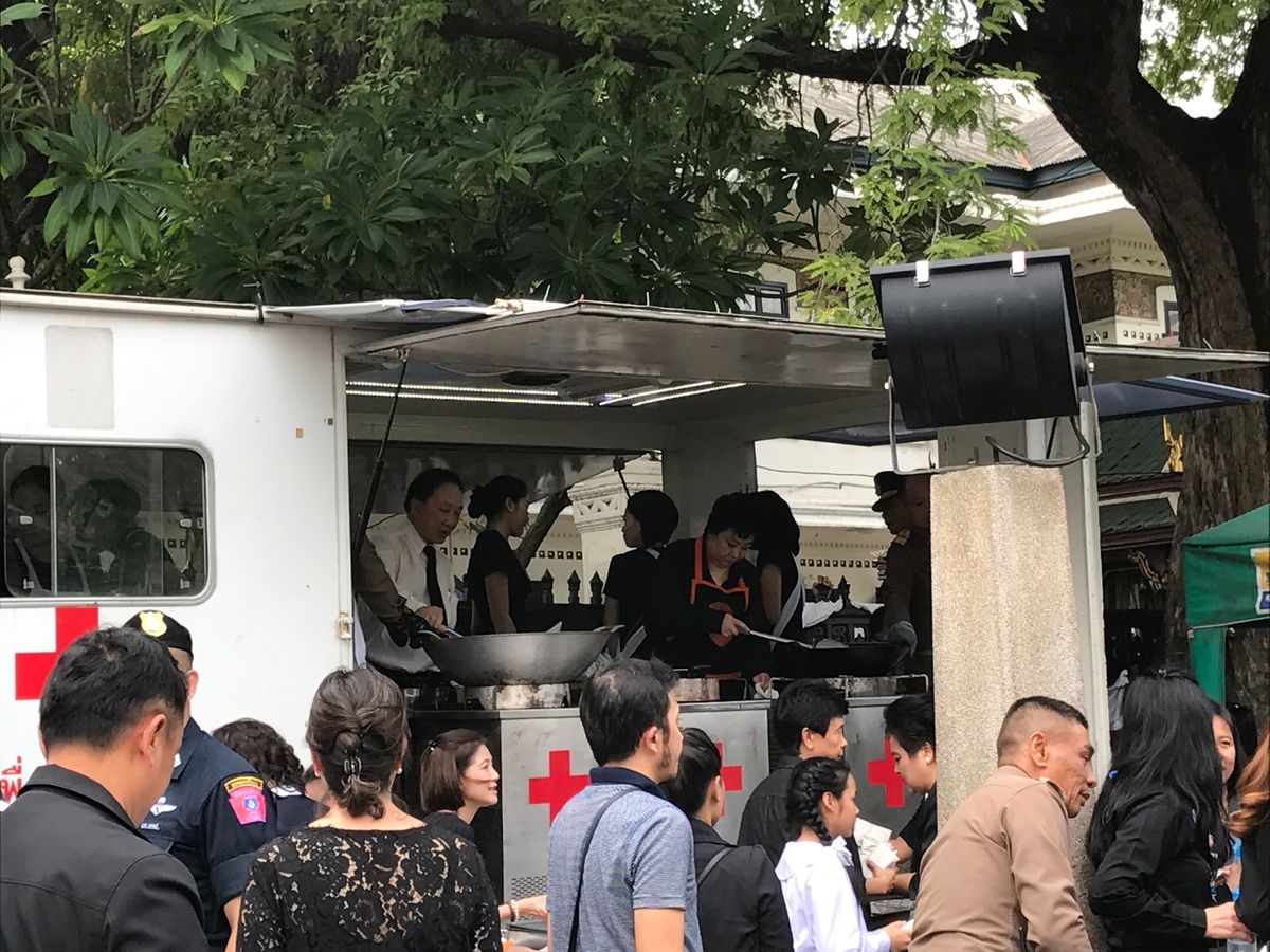 軍隊がたくさん。
国王が亡くなって間も無かったので、
国内自粛ムードだった...