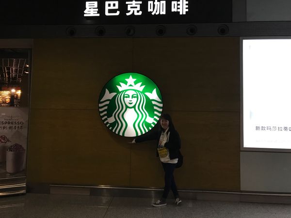 タイ・バンコク「海外旅行初心者、タイに行きタイ🇹🇼」の写真：極寒北京空港での記念写真と、バンコクに着...