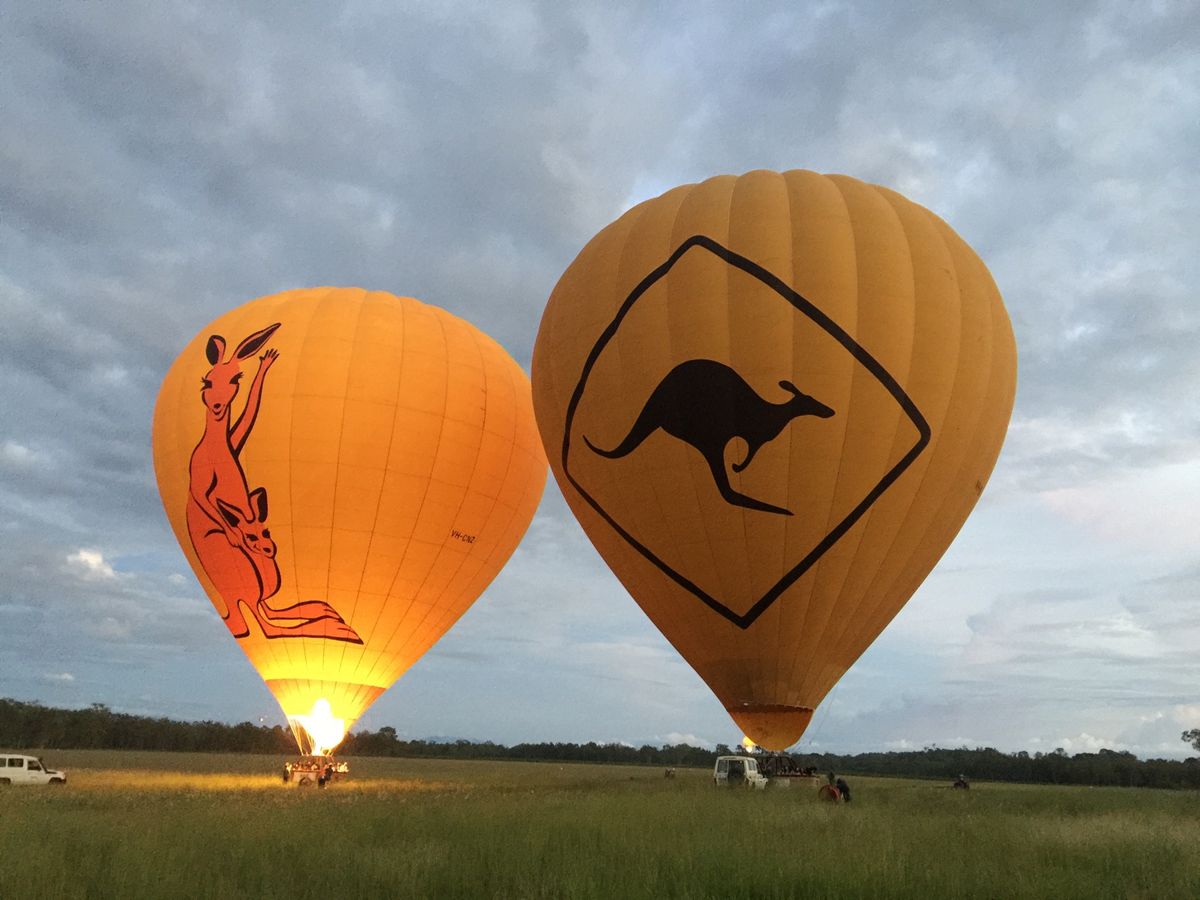朝日が登る前に出発し、まだまだ真っ暗の中
ガタガタ山道を進んで着いたところ...