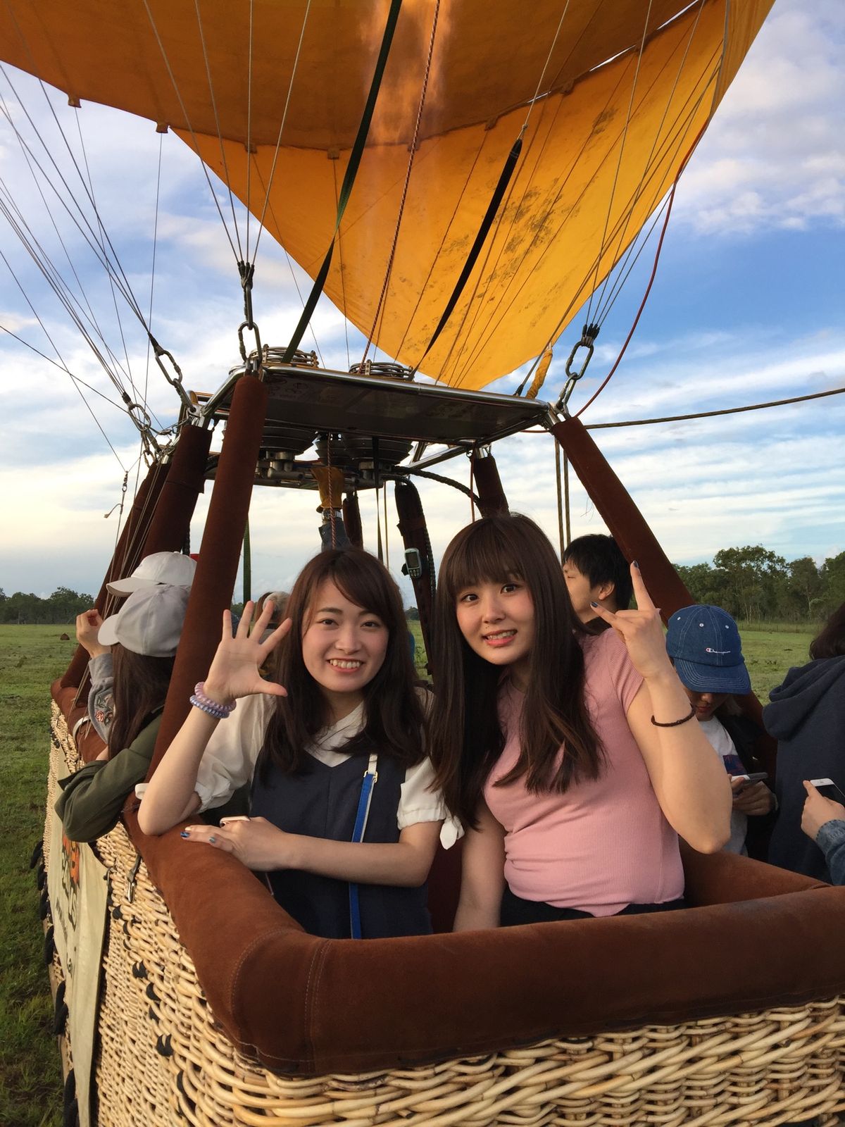 朝日が登る前に出発し、まだまだ真っ暗の中
ガタガタ山道を進んで着いたところ...
