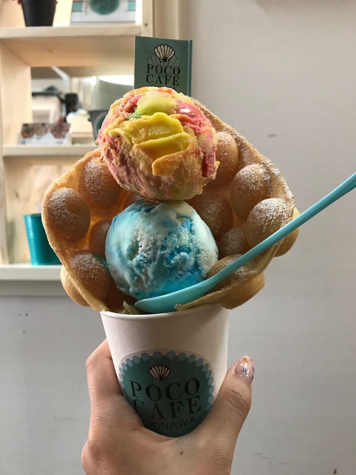 バスに乗ったり、那覇観光したり。
この日だけ一人で食べ歩き🍦