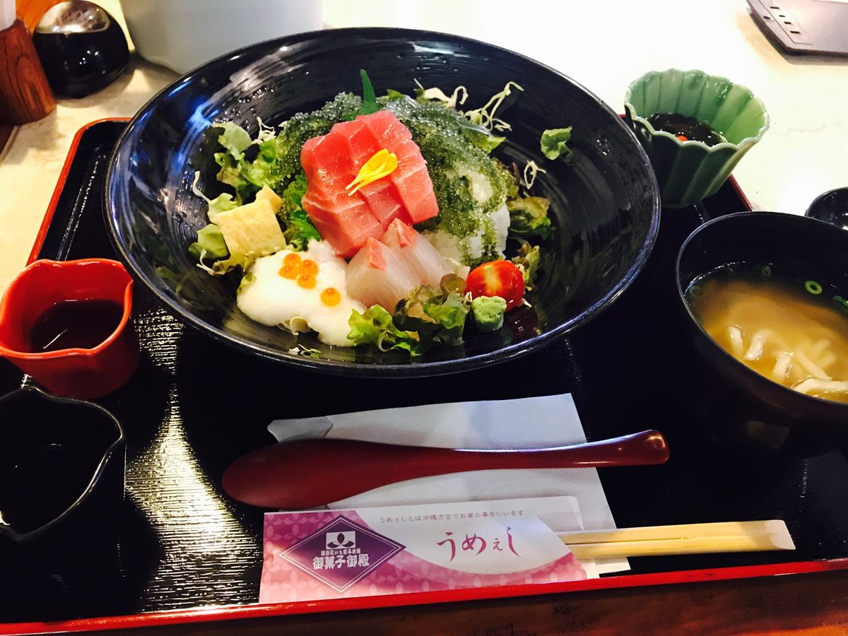 バスに乗ったり、那覇観光したり。
この日だけ一人で食べ歩き🍦