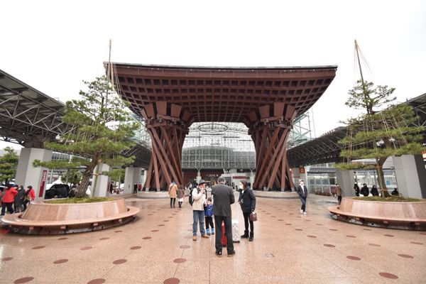 日本・石川県「石川県と岐阜の白川郷旅！」の写真：金沢駅！
めっちゃ混んでる！