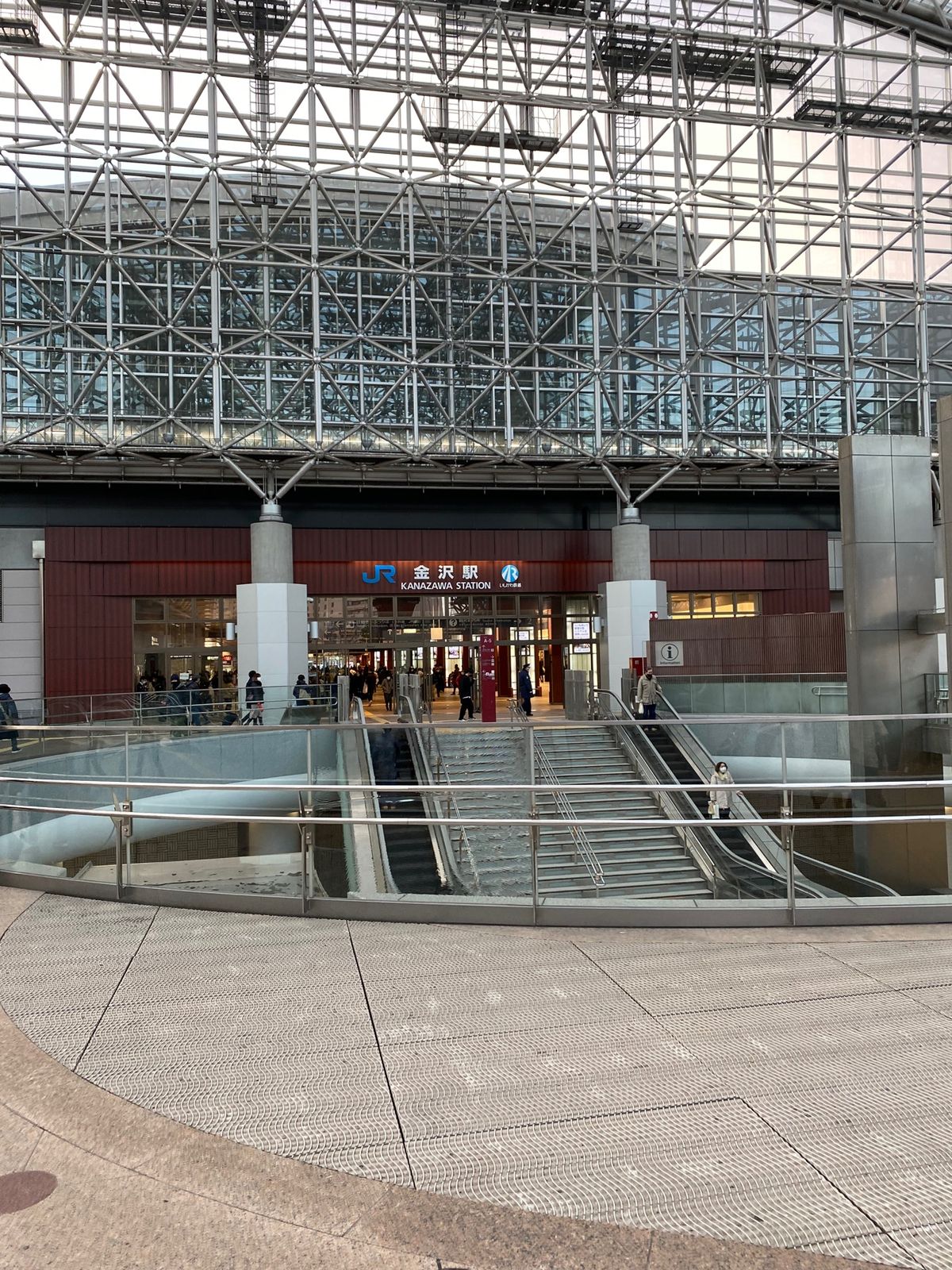 金沢駅！
めっちゃ混んでる！