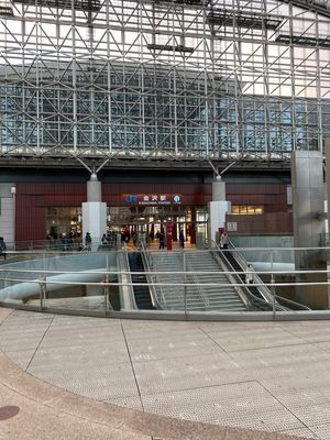金沢駅！
めっちゃ混んでる！