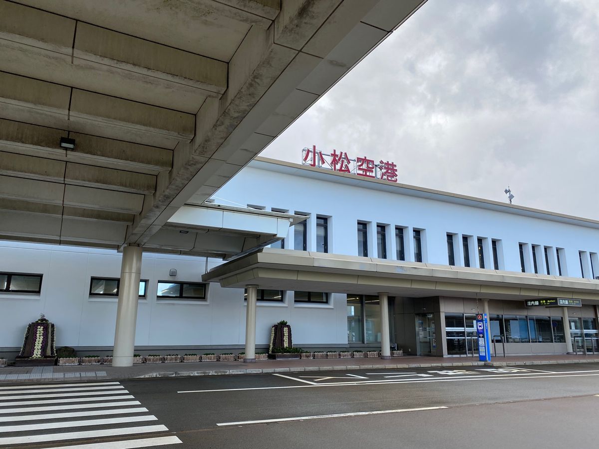 小松空港！
昼は行きのとき！夜は帰りのとき！
恐竜はなんと動く！