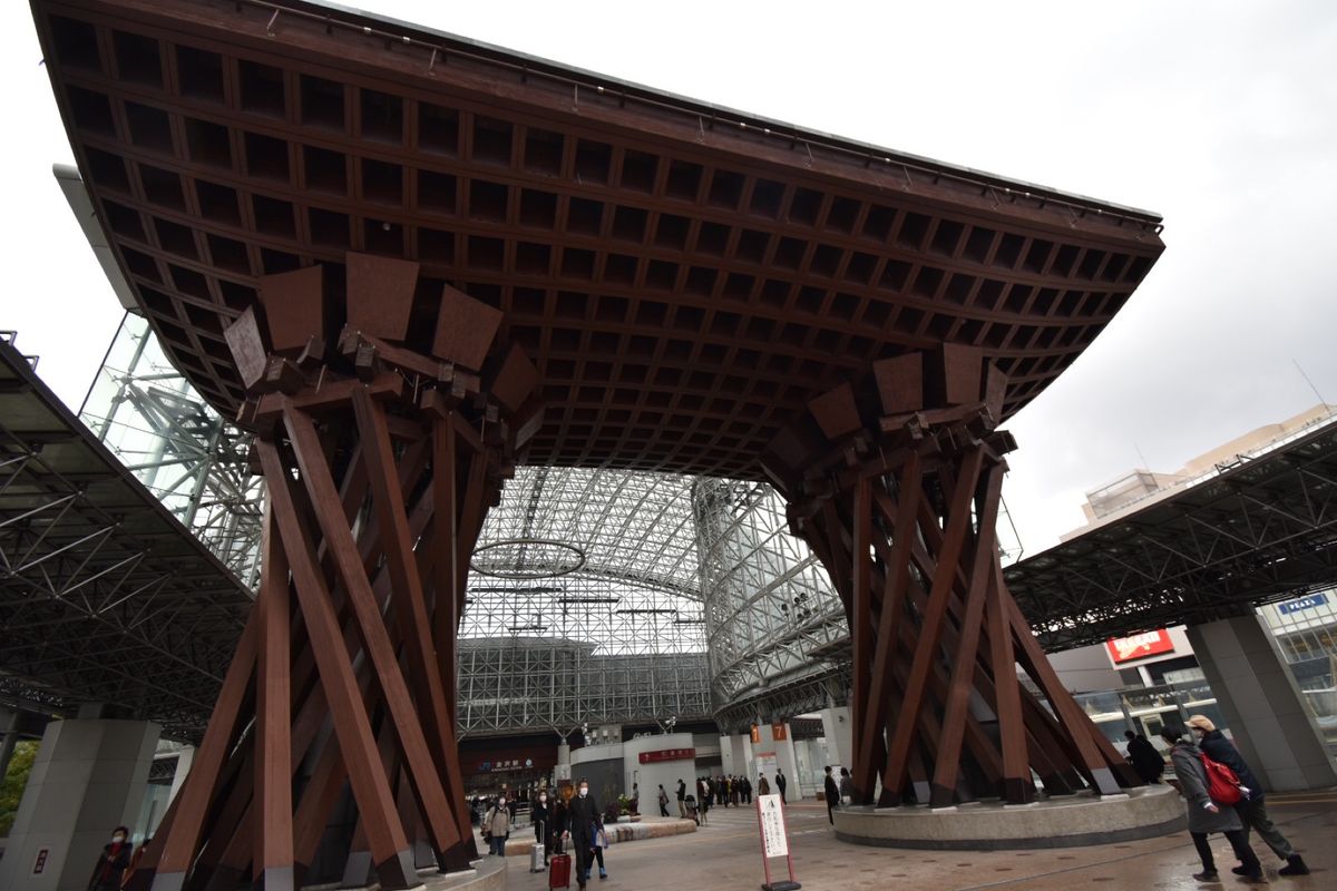 金沢駅！
めっちゃ混んでる！