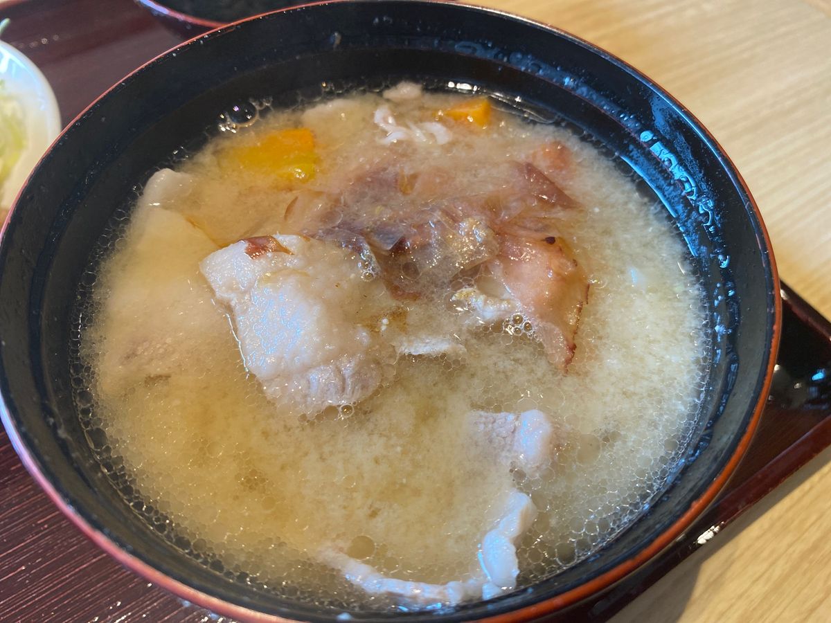 着いて最初にいただいたのはタレカツ丼。
ランチビールにサッポロビールの新潟...