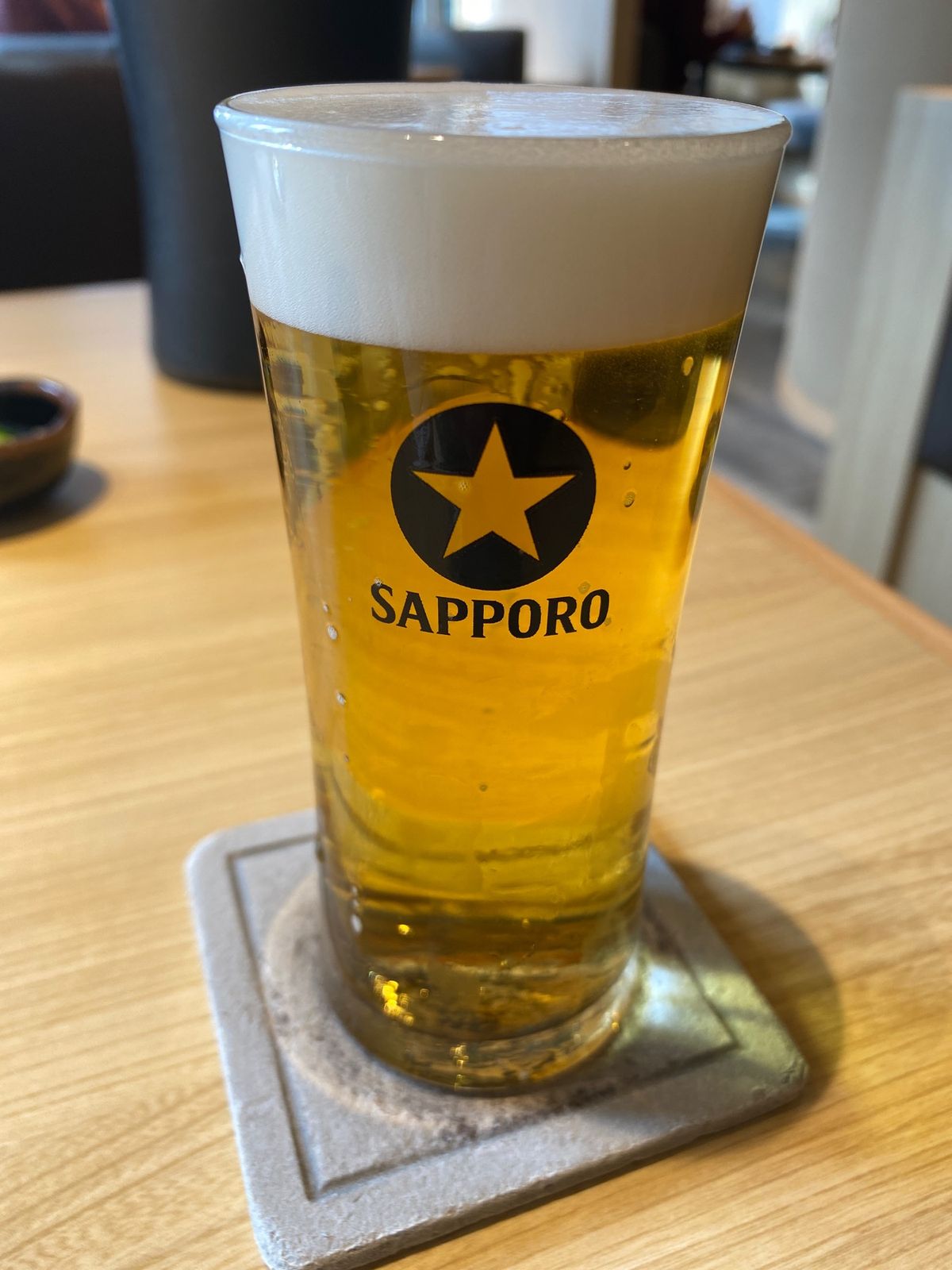 着いて最初にいただいたのはタレカツ丼。
ランチビールにサッポロビールの新潟...