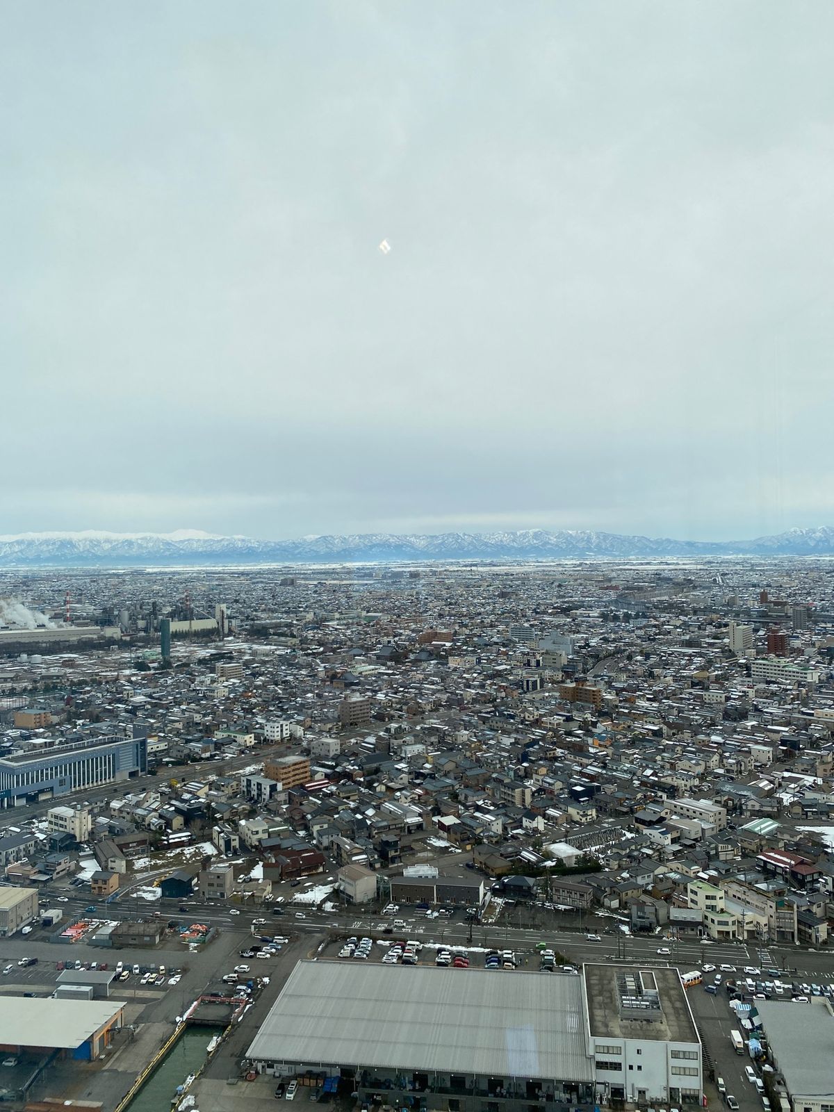 新潟市内はほとんど積雪はなく、芝生部分でようやく雪景色。
朱鷺メッセの展望...