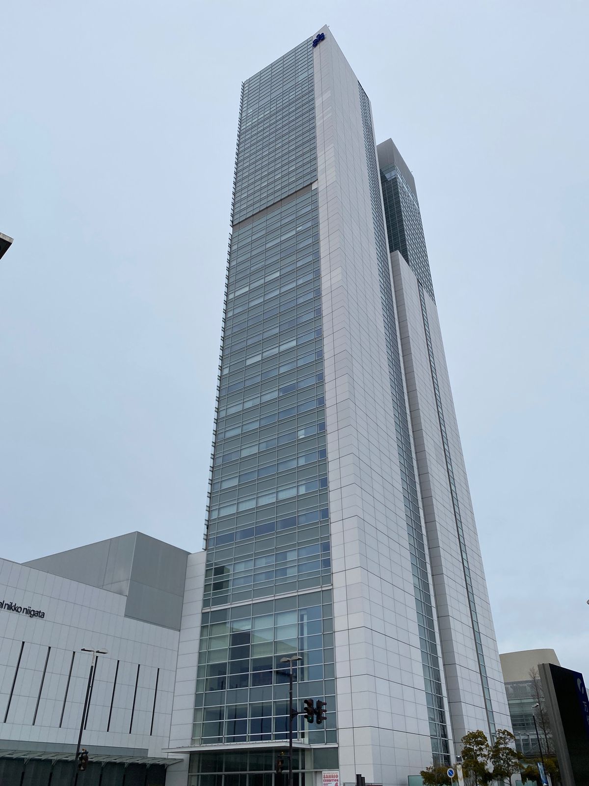 新潟市内はほとんど積雪はなく、芝生部分でようやく雪景色。
朱鷺メッセの展望...