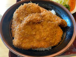 着いて最初にいただいたのはタレカツ丼。
ランチビールにサッポロビールの新潟...