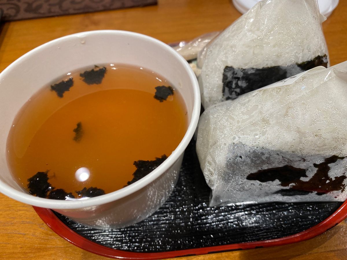 ポン酒館に併設されたおにぎり屋さんで、魚沼産コシヒカリのおにぎりをいただい...