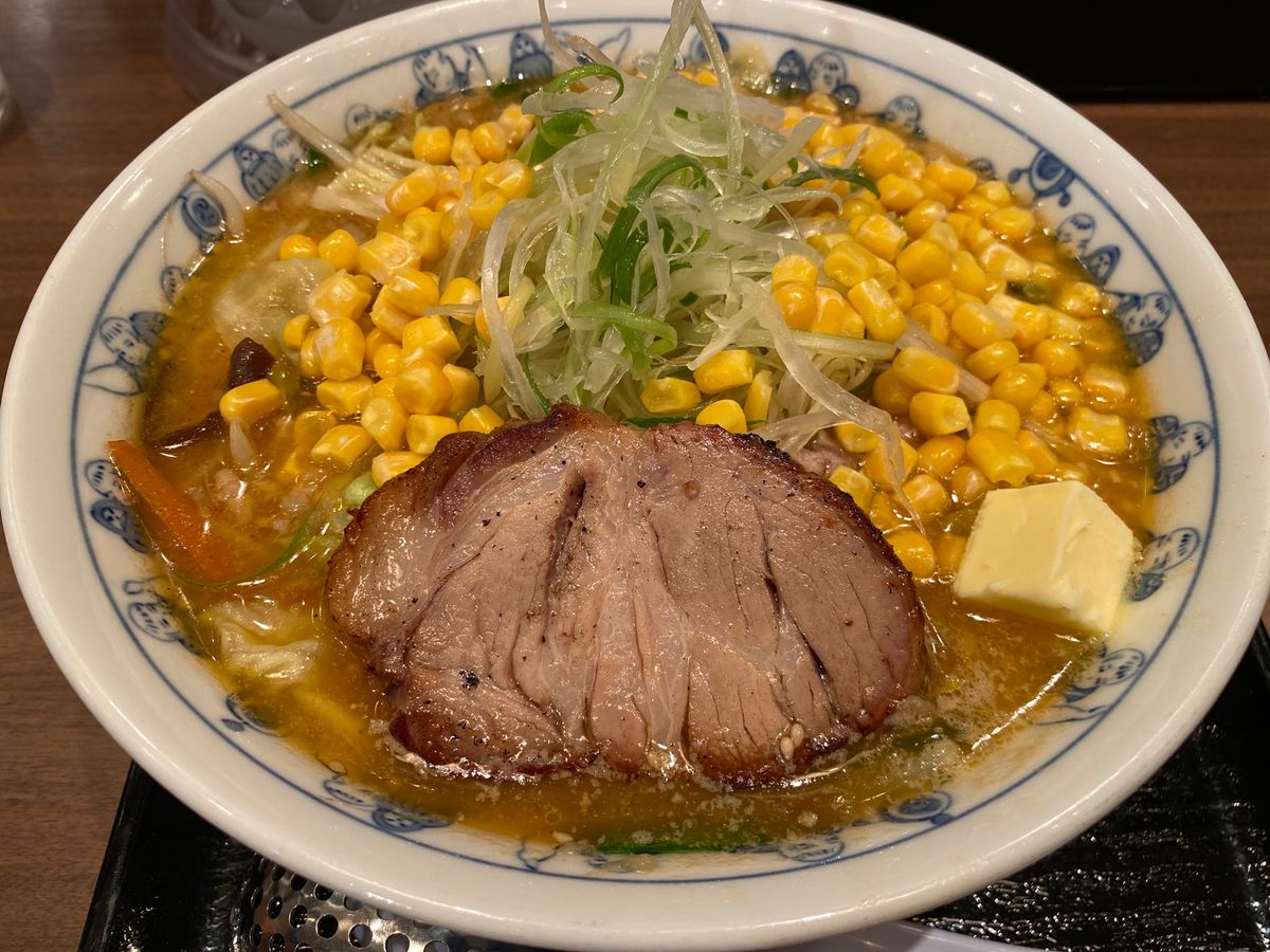 新千歳空港で最後の北海道飯、けやきの味噌ラーメン。
たっぷりのコーンとバタ...