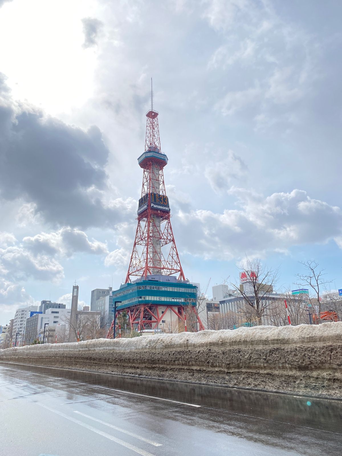 雪の壁とテレビ塔。
それでもだいぶ解けたみたい。
二条市場でブランチ直後に...