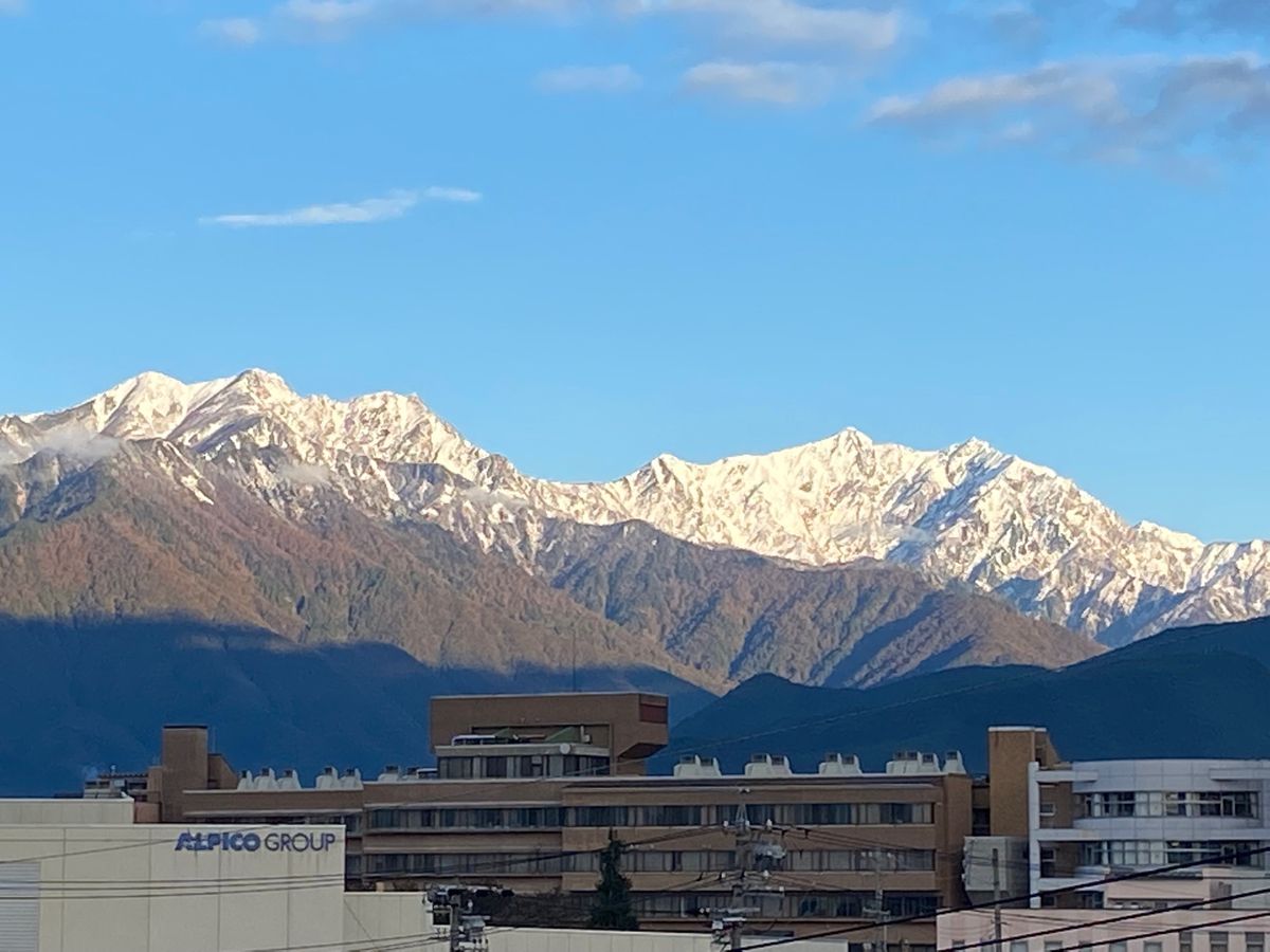 宿の屋上から北アルプス。