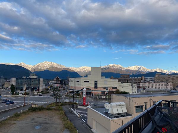 日本・長野県「安曇野市　大町　鹿島槍ガーデン」の写真：宿の屋上から北アルプス。