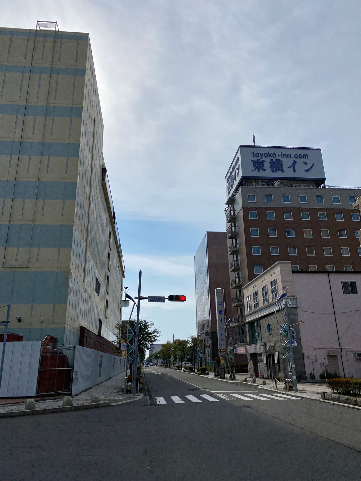 閑散とした街。