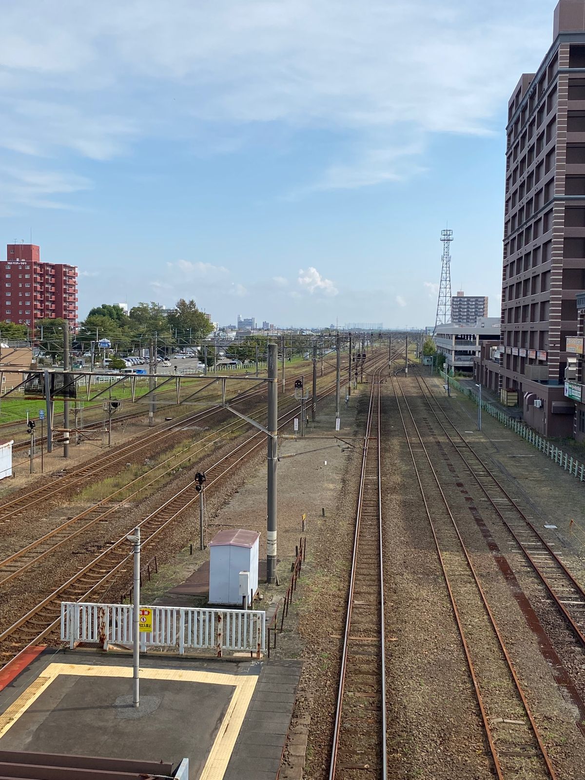 閑散とした街。