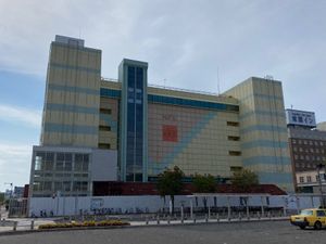 閑散とした街。