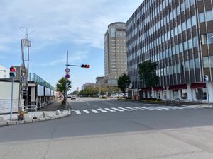 閑散とした街。