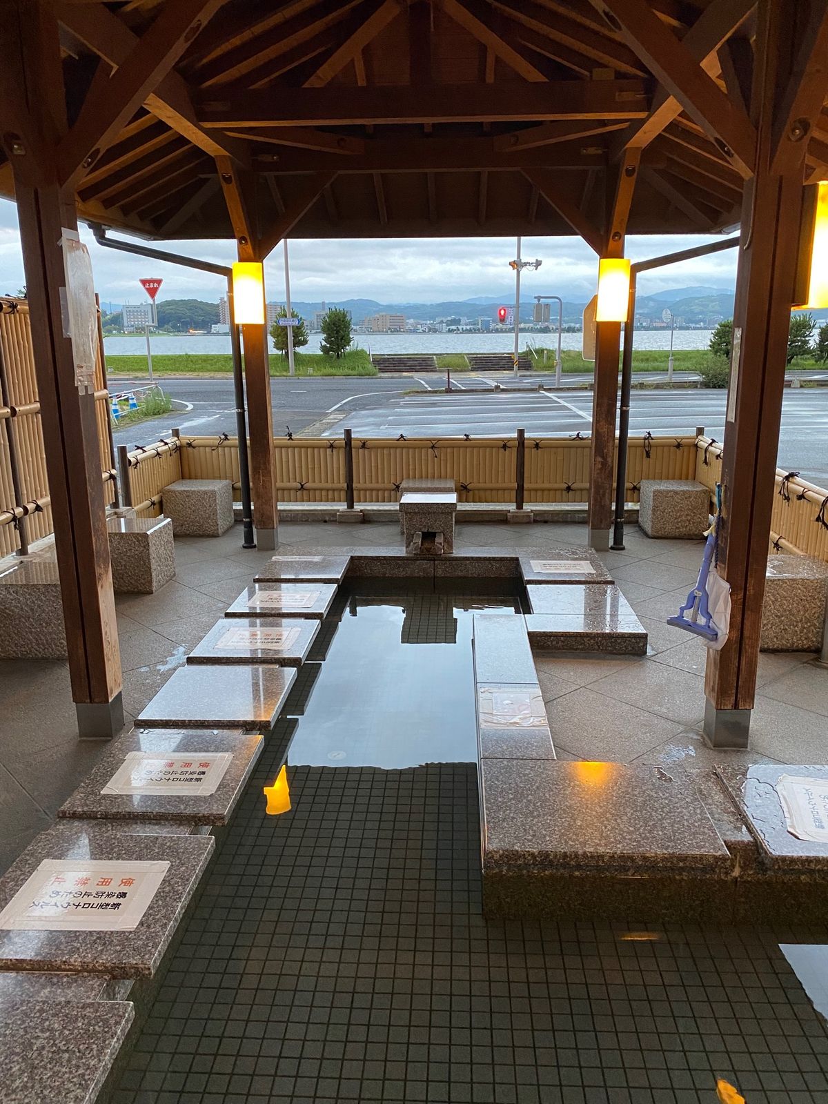 宍道湖温泉。駅から徒歩で5分ほどの足湯。