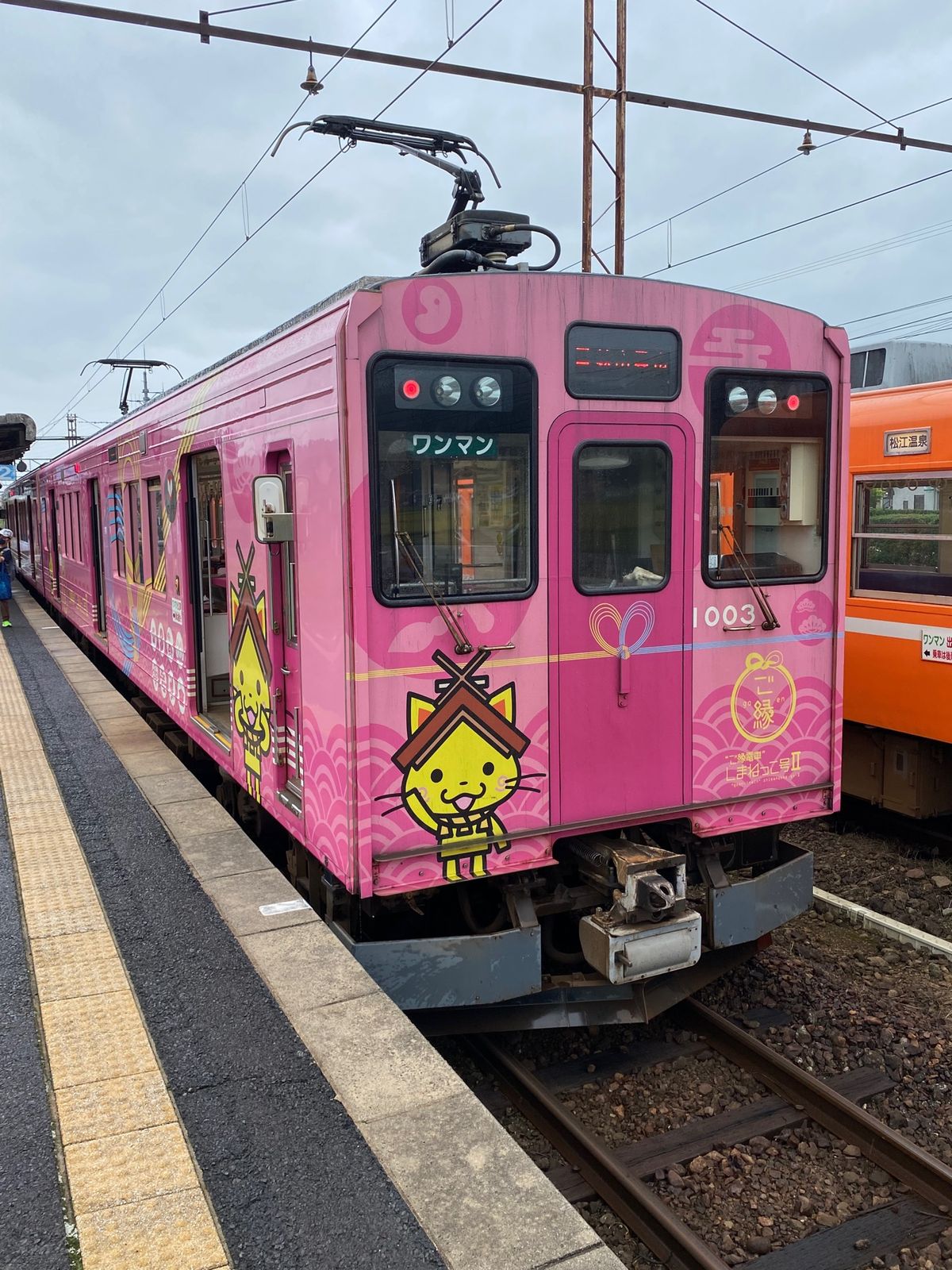 一畑電車で出雲大社へ。乗っているのはしまねっこさん。