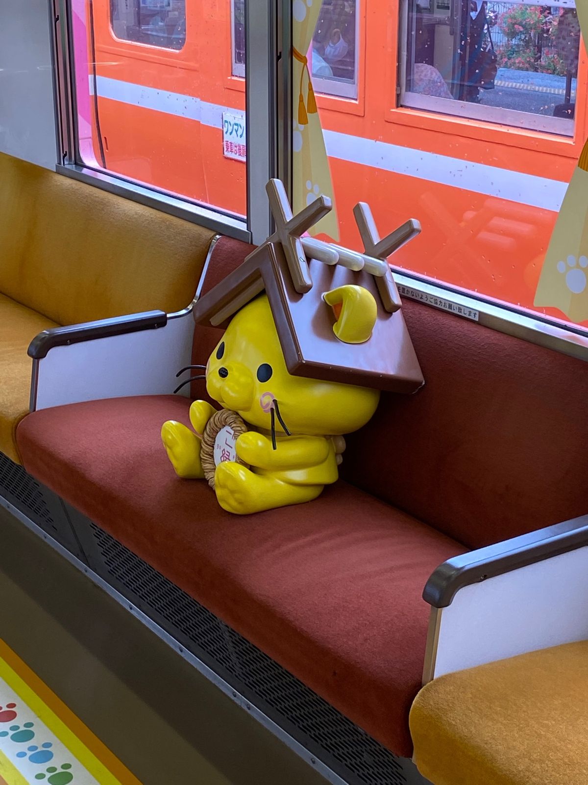 一畑電車で出雲大社へ。乗っているのはしまねっこさん。