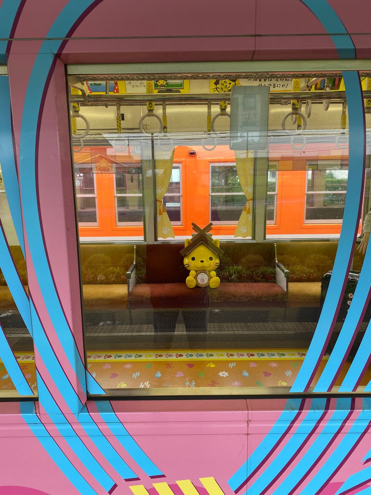 一畑電車で出雲大社へ。乗っているのはしまねっこさん。