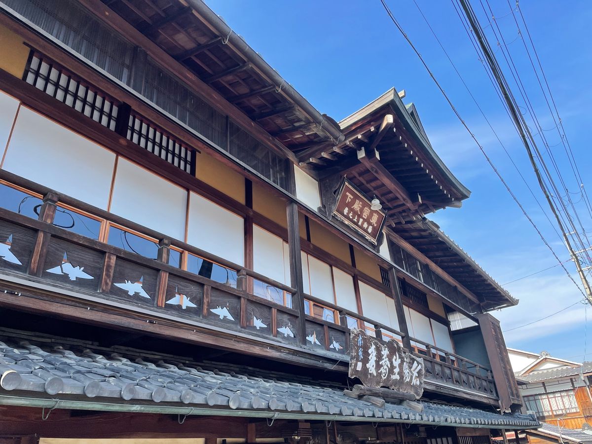 お昼は近くにある老舗の蕎麦屋鶴喜そばへへ。創業300年以上、今ある店舗も築...