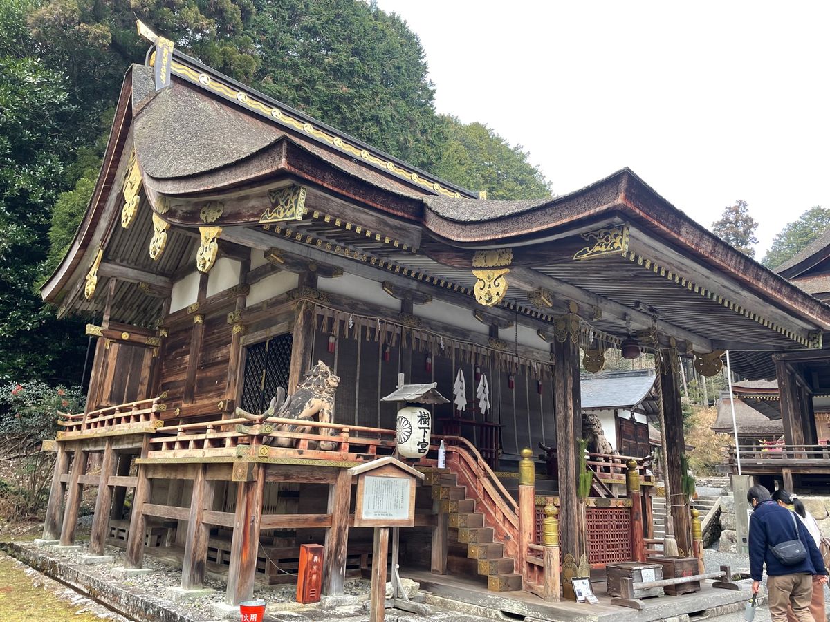 全国各地にある日吉神社の総本山。境内には西本宮、東本宮など様々なお宮があり...