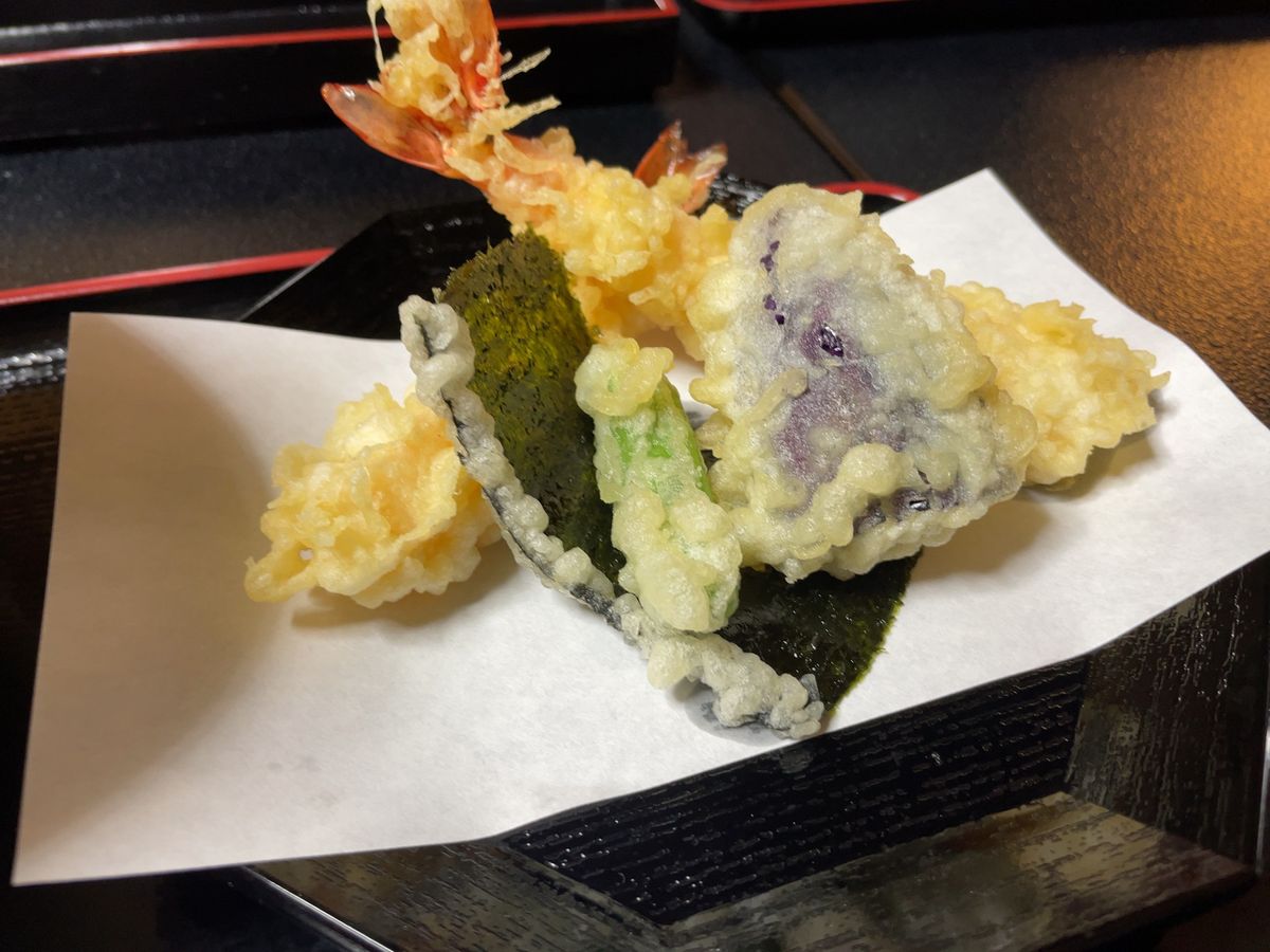 お昼は近くにある老舗の蕎麦屋鶴喜そばへへ。創業300年以上、今ある店舗も築...