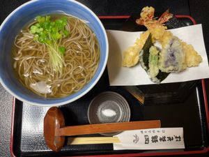 お昼は近くにある老舗の蕎麦屋鶴喜そばへへ。創業300年以上、今ある店舗も築...